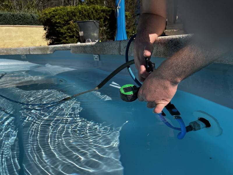 Technicien détectant une fuite dans une piscine à Nice