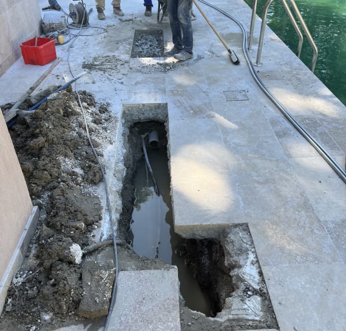 Recherche de fuite d'eau sur piscine béton à Nice