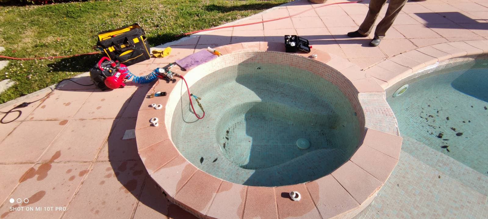 Inspection de bassin de piscine pour détecter des fuites