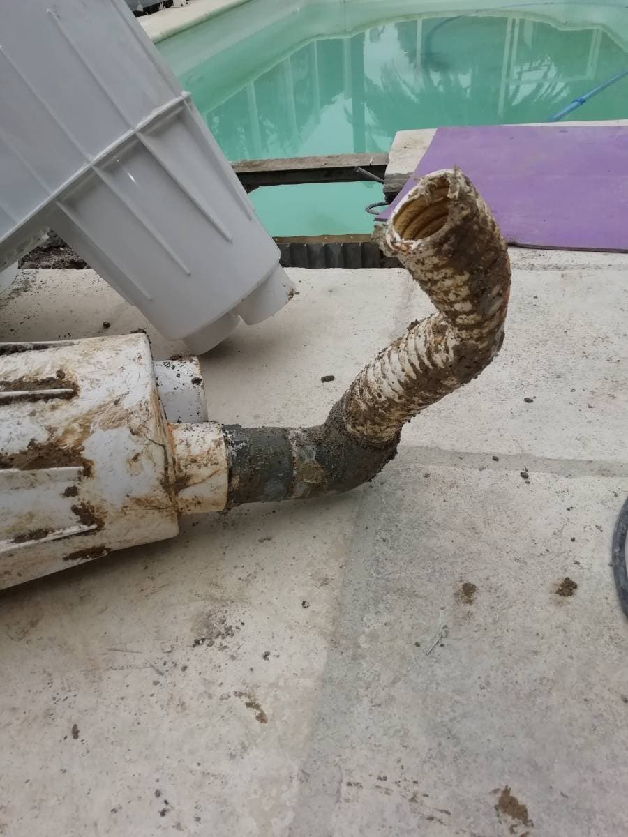 Technicien détectant une fuite de piscine